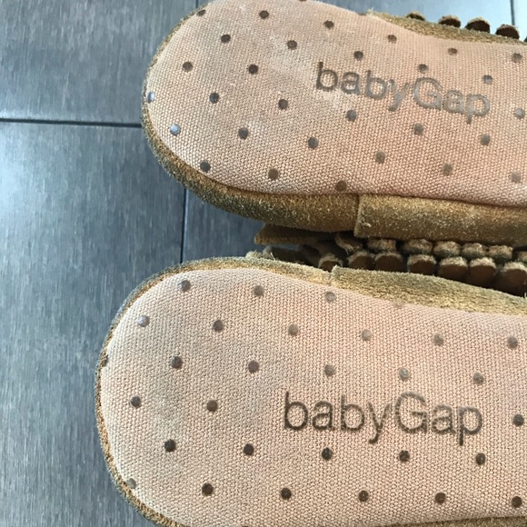 Beautiful baby GAP shoes! Warm and comfy 🥰 - Picture 3 of 5